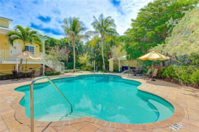 Two units! Pool, jacuzzi, sunsets, bars, snorkeling & paddling. 1-min to path of Siesta Beach!